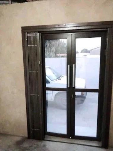 Aluminium double door with stacked trellis panel